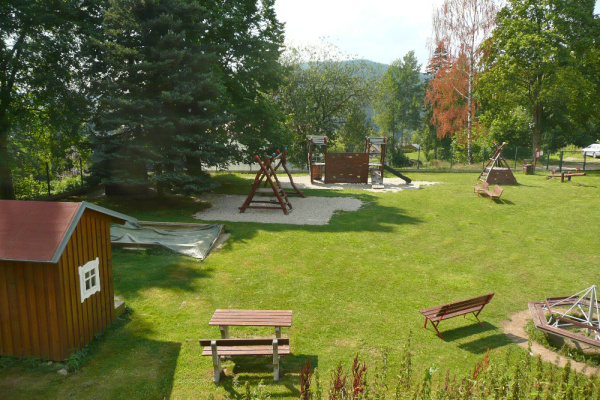 Ubytování - Jizerské hory - Domek v Albrechticích - dětské hřiště v obci