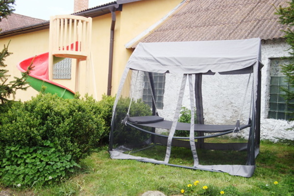 Chaty a chalupy s bazénem - Chalupa s bazénem v jižních Čechách - zakryté houpací lehátko pro dvě osoby