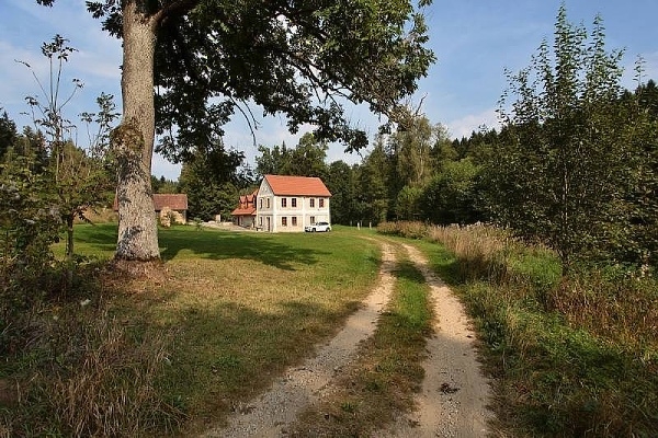 Komfortní mlýn u rybníka v jižních Čechách - příjezd k chatě
