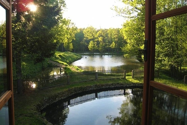 Komfortní mlýn u rybníka v jižních Čechách - výhled z okna