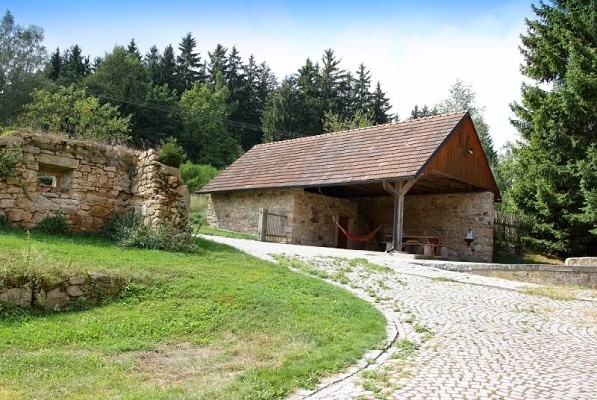 Komfortní mlýn u rybníka v jižních Čechách - zastřešené posezení