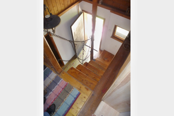 Ubytování - Jižní Čechy - Chalupa na samotě u lesa - schodiště do patra