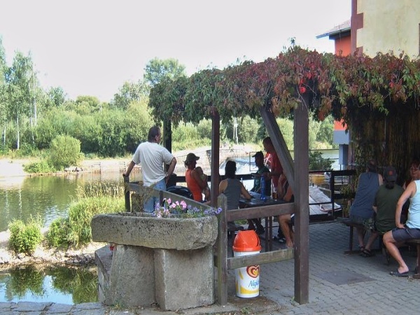 Ubytování - Jižní Čechy - Penzion v Dráchově - venkovní posezení u řeky Lužnice
