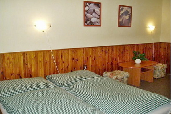 Ubytování - jižní Čechy - Penzion na břehu říčky Nežárky - pokoj s balkónem a vlastním sociálním zařízením (WC a koupelna)