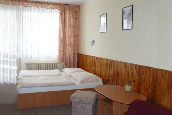 Ubytování - jižní Čechy - Penzion na břehu říčky Nežárky - dvoulůžkový pokoj s balkónem a vlastním sociálním zařízením (WC a koupelna)