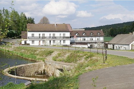 Ubytování jižní Čechy - Mlýn u rybníka - pohled z dálky