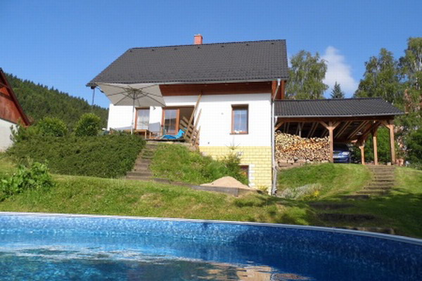 Chata k pronajmutí v Žacléři v Krkonoších - zahrada s bazénem