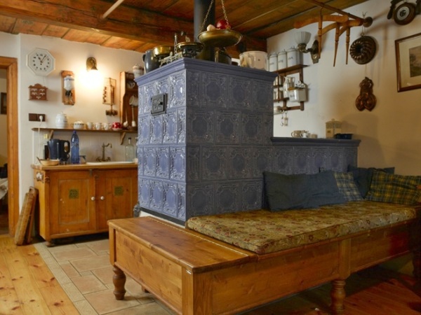 Chalupy v Krkonoších - Chalupa u Pasek nad Jizerou v Krkonoších - obývací místnost s kachlovými kamny