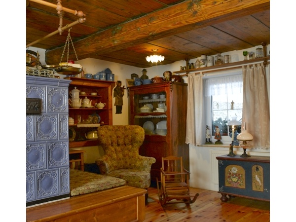Chalupy v Krkonoších - Chalupa u Pasek nad Jizerou v Krkonoších - obývací místnost s kachlovými kamny