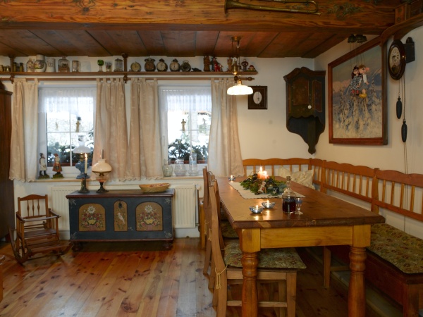 Chalupy v Krkonoších - Chalupa u Pasek nad Jizerou v Krkonoších - jídelní stůl v obývací místnosti