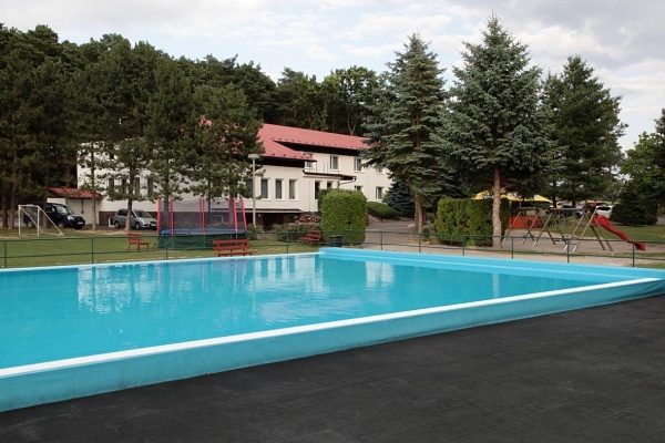 Milčanský penzion k pronajmutí v Máchově kraji - bazén - v pozadí penzion