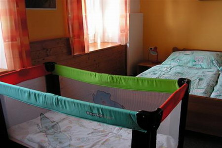 Ubytování - Orlické hory - Škola na samotě - dětská postýlka