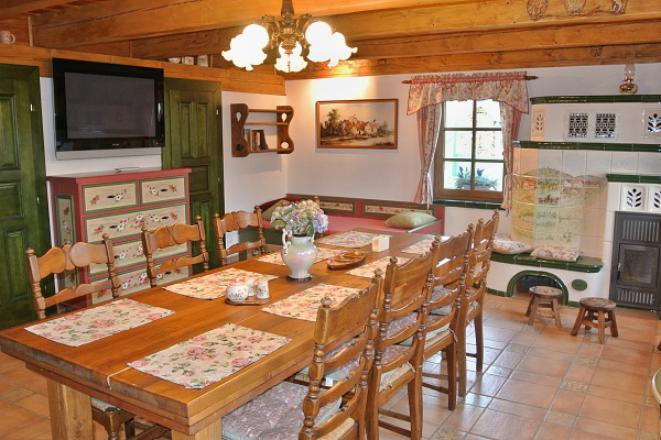 Ubytování Podblanicko - Roubenka Louňovice - obývací místnost s kachlovými kamny