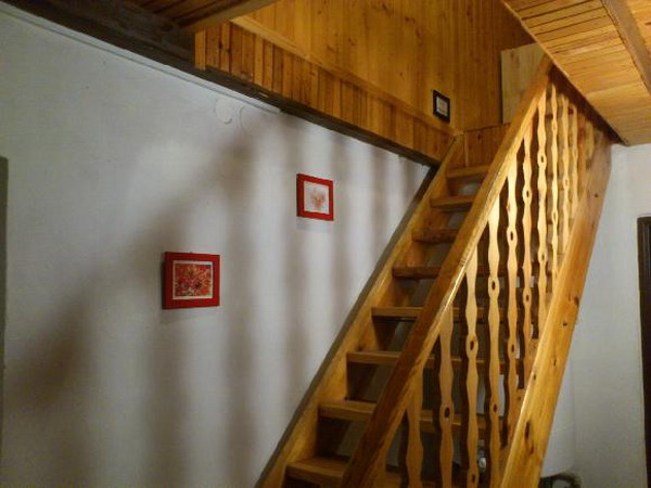 Ubytování - Šumava - Chalupa v Černé v Pošumaví - ložnice - schodiště do patra