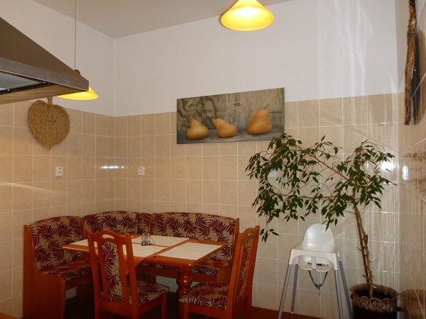 Ubytování Kašperské Hory - Apartmá na náměstí - jídelní kout