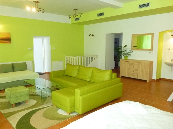 Ubytování Kašperské Hory - Apartmá na náměstí - posezení v obývacím pokoji