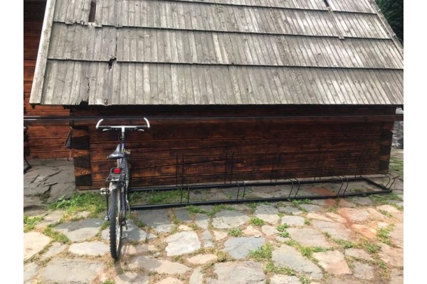 Roubená chalupa u Prkenného Dolu v Krkonoších - stojan na kola