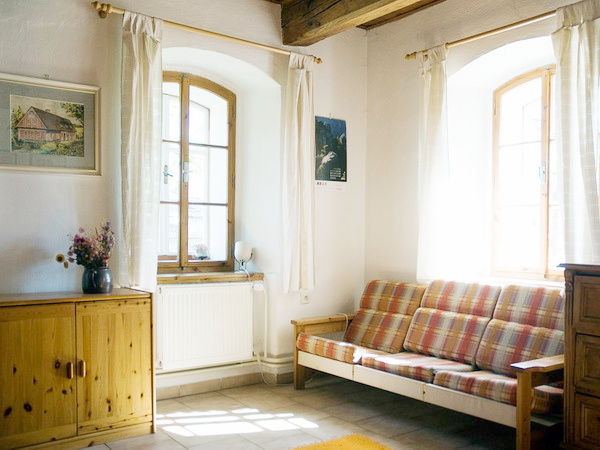 Ubytování - Broumovsko - Komfortní chalupa na Broumovsku - obytná místnost s gaučem v přízemí