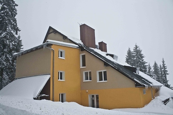 Ubytování Krušné hory - Hotel u rozhledny v Krušných horách - pohled zvenku - menší budova v zimě