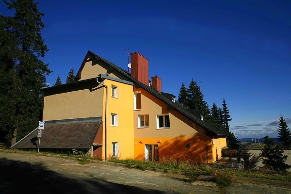 Ubytování Krušné hory - Hotel u rozhledny v Krušných horách - pohled zvenku - menší budovaí