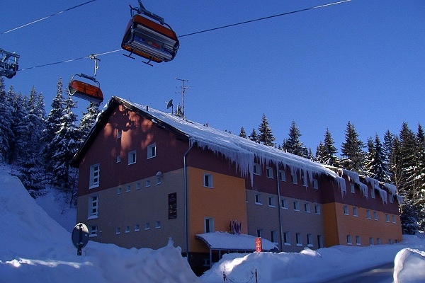 Ubytování Krušné hory - Hotel u rozhledny v Krušných horách - pohled zvenku - hotel v zimě