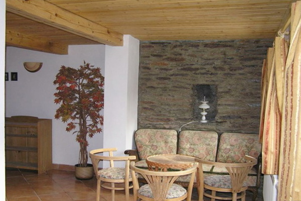 Ubytování - Chalupa v Dolní Olešnici v Orlických horách - posezení u kamenné zdi