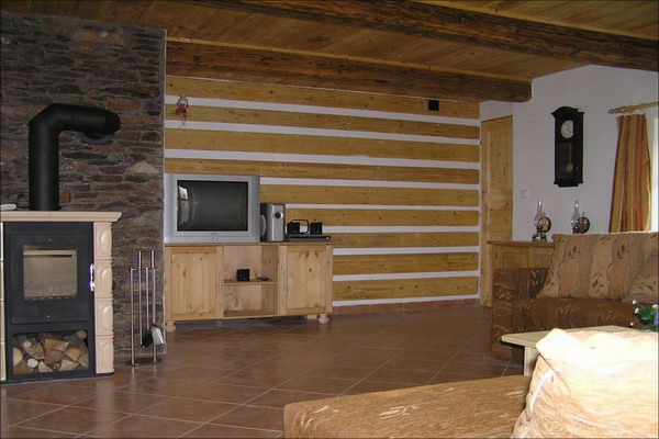Ubytování - Chalupa v Dolní Olešnici v Orlických horách - obývací místnost s krbem