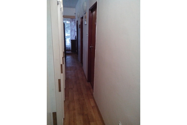 Ubytování - střední Čechy - Prázdninový dům v Brdech - chodba s dveřmi do ložnic