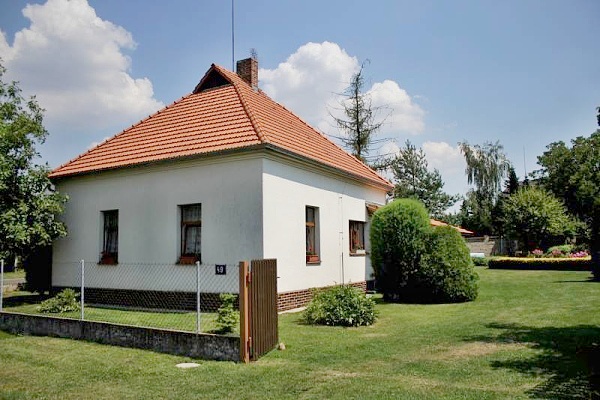 Chata v zahradě ve Východních Čechách - pohled zvenku