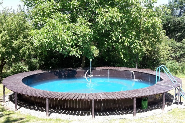 Chalupa k pronajmutí v Petrušově na Vysočině - zahrada s bazénem