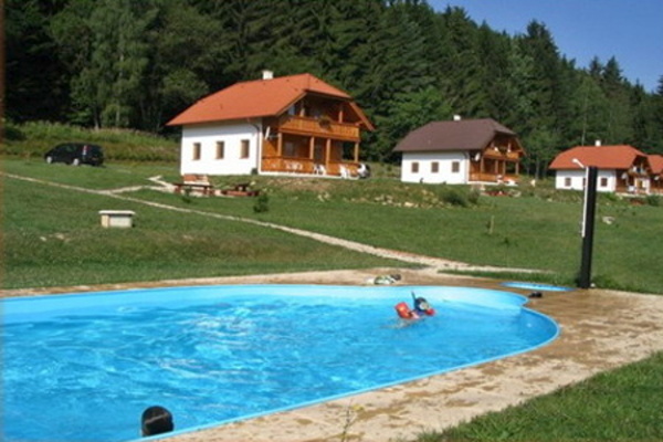 Ubytování na Vysočině - Chatky na Vysočině - pohled na chaty s bazénem