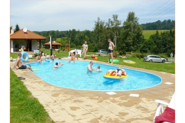 Ubytování na Vysočině - Chatky na Vysočině - pohled na chaty s bazénem