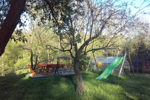 Ubytování - Vysočina - Penzion u Krasonic na Vysočině - zahrada s posezením a dětským hřištěm